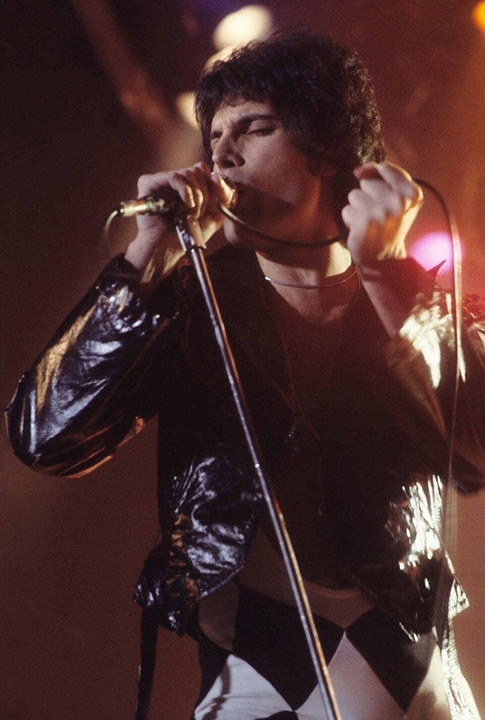 Freddie Mercury cantando en directo, Nueva Haven, 1977