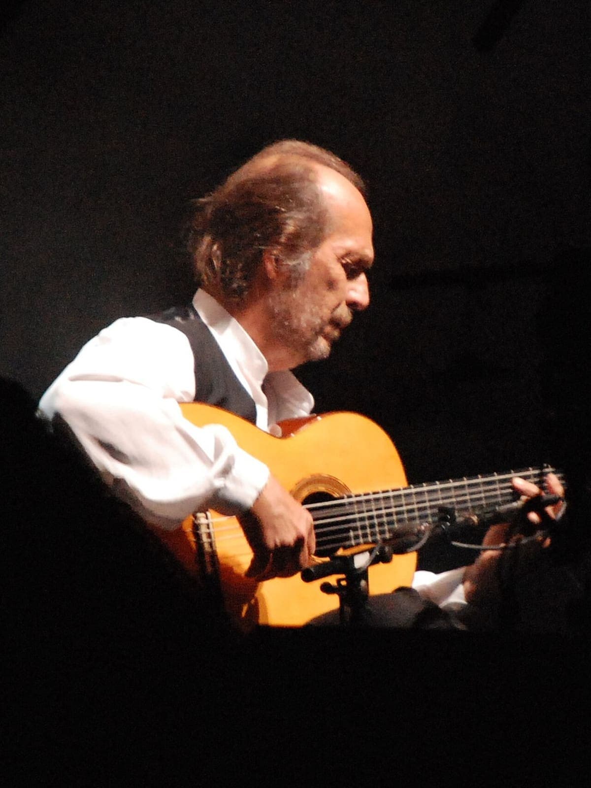 Paco de Lucía tocando la guitarra