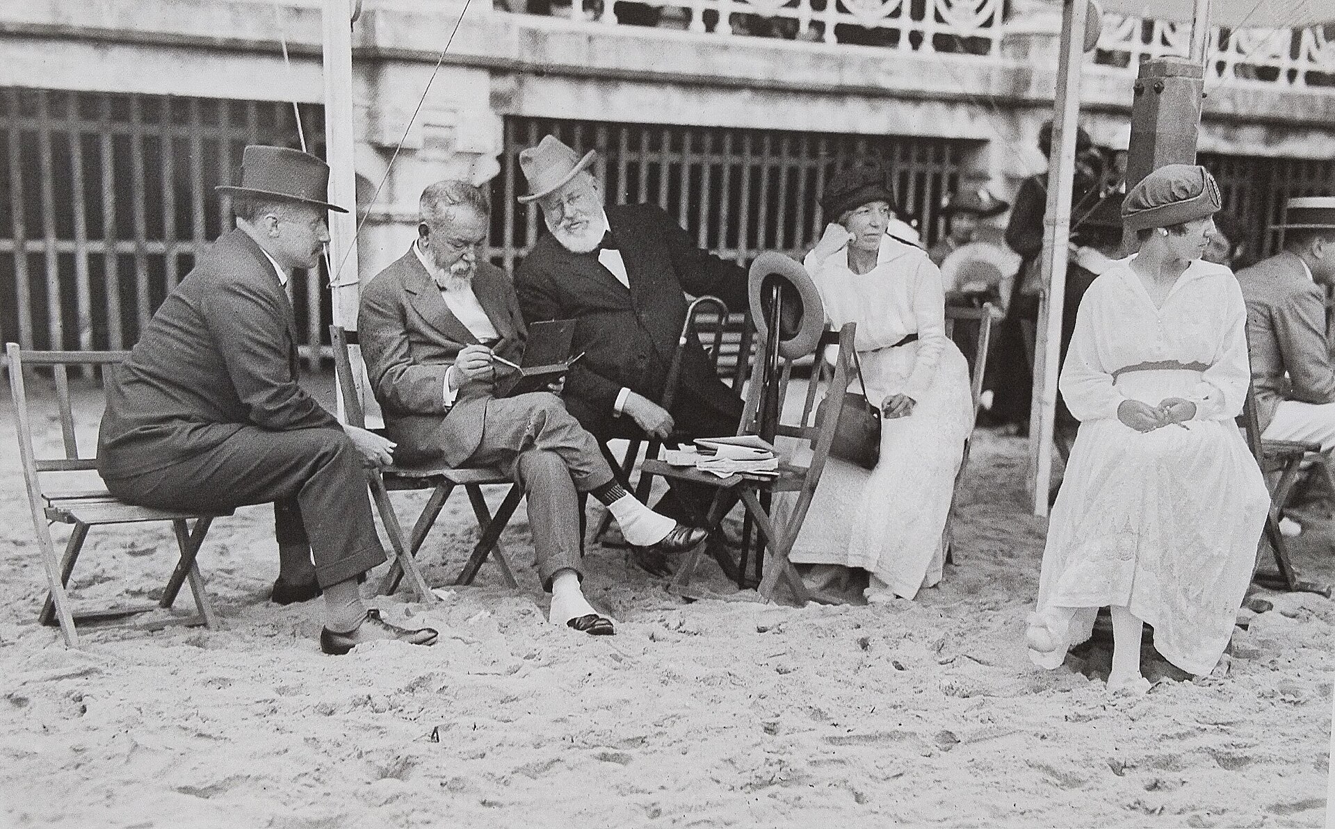 Sorolla pintando en la playa de La Concha, San Sebastián, 1917