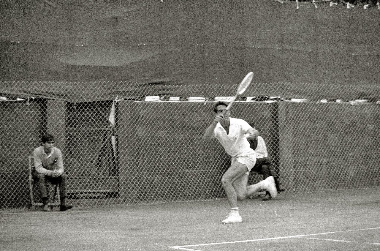 Santana jugando la Copa Davis en San Sebastián