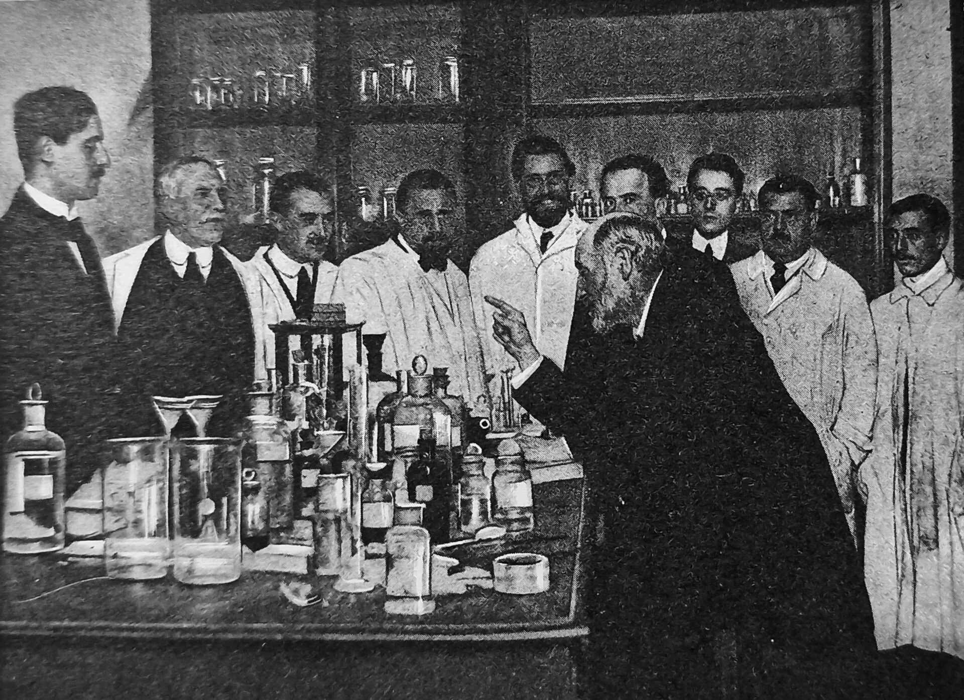 Cajal dando cátedra en su laboratorio